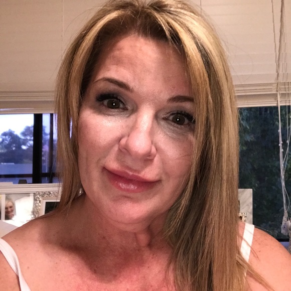 Meet your Posher, Cynthia - Picture 1 of 1